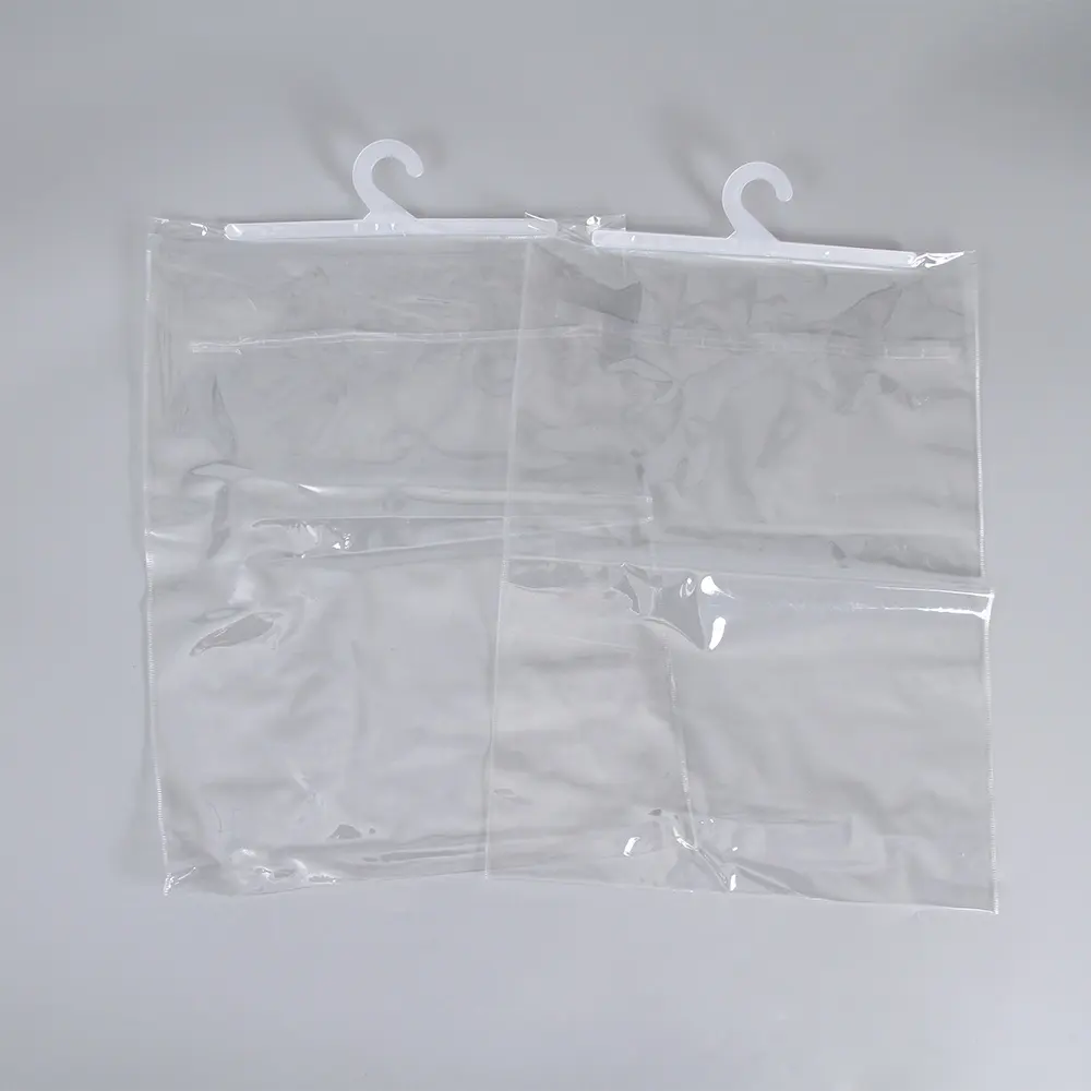 โลโก้ที่กำหนดเองกันน้ำโปร่งใสพีวีซีของขวัญถุงบรรจุซิปที่มีไม้แขวนเสื้อพลาสติก