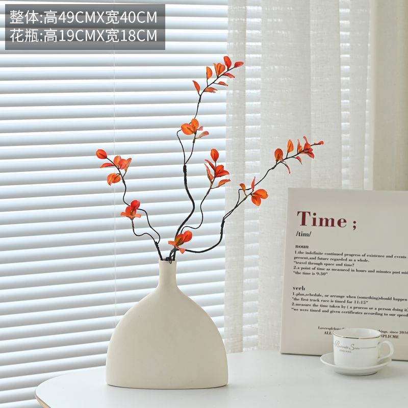 Deux bourgeons d'automne dans un vase simple