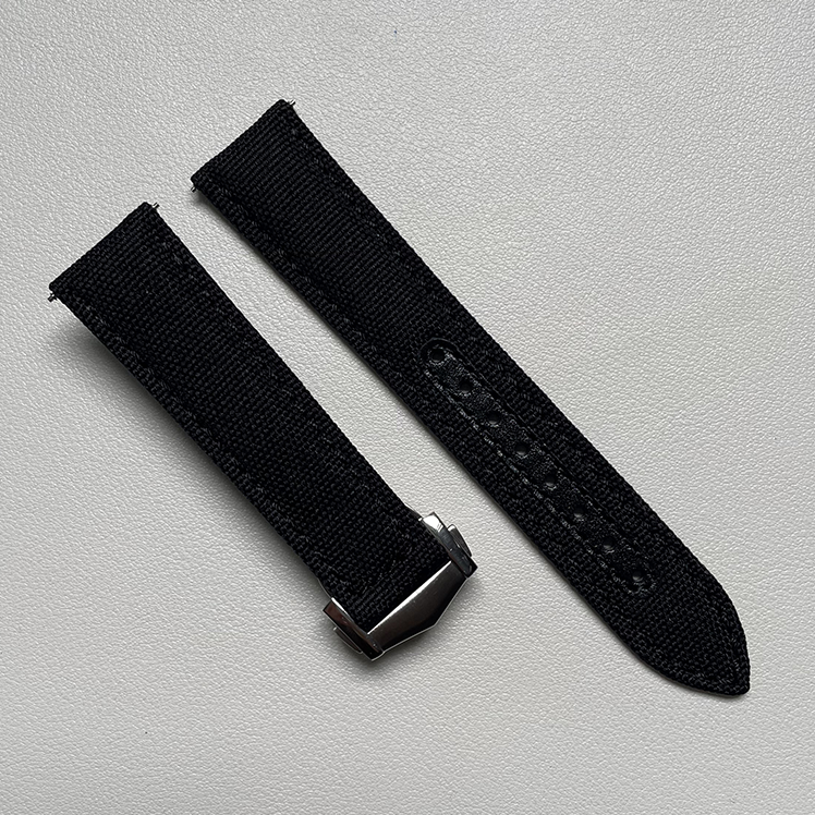 Noir avec surpiqûres noires