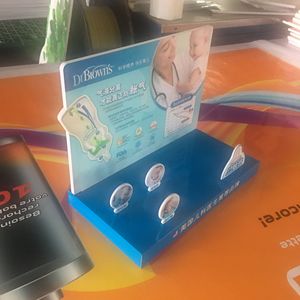 纸板柜台显示器，纸板柜台顶部弹出式显示器，带孔用于婴儿喂食器瓶子，纸板PDQ展示架