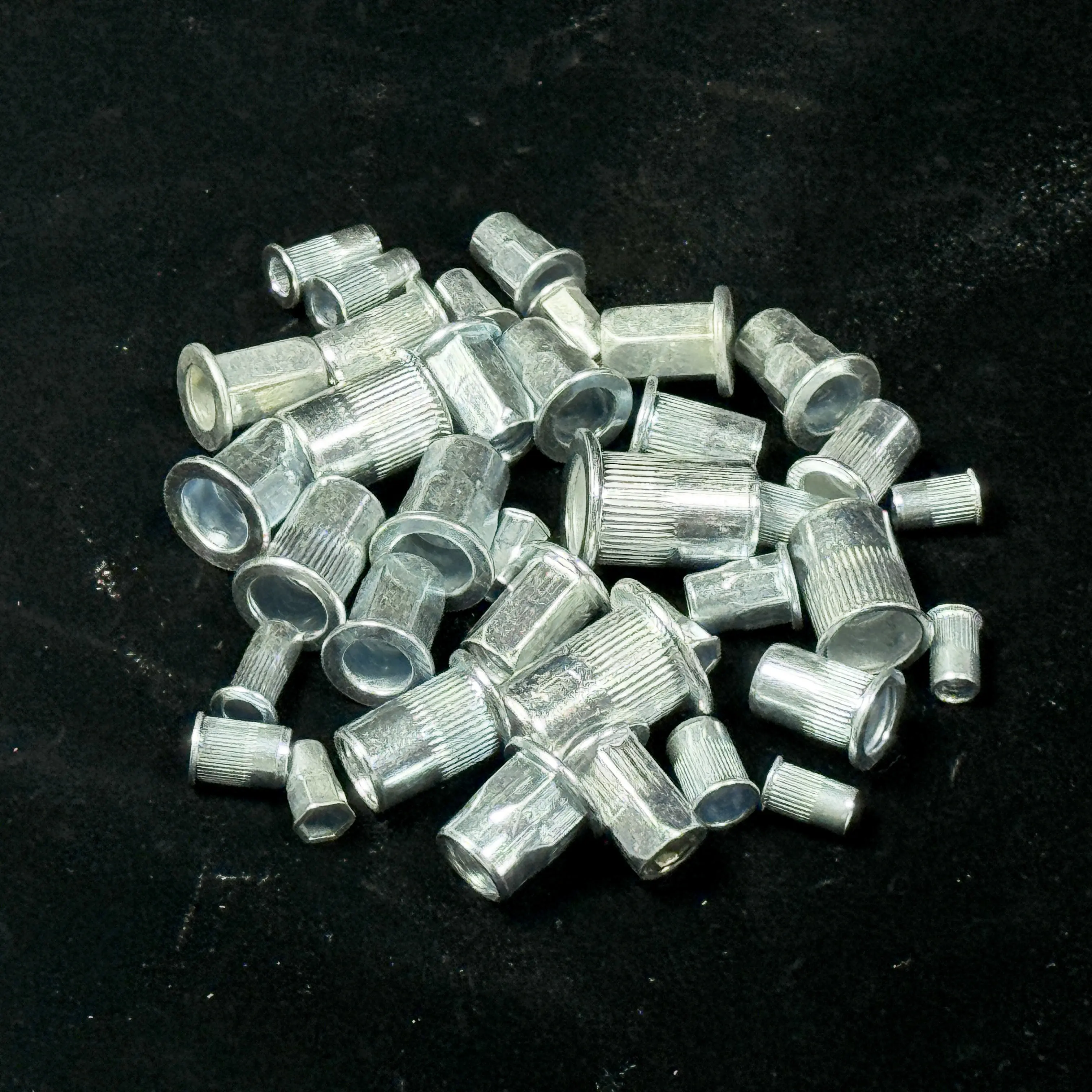 Rivetto dadi, zinco placcato in acciaio al carbonio testa piatta inserti dadi, dimensioni M3 M4 M5 M6 M8 M10 testa cilindrica dadi per rivetti ciechi