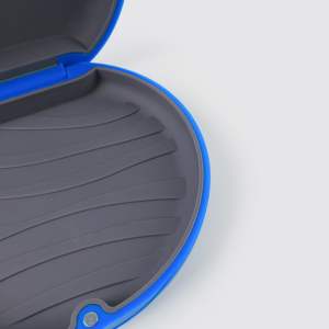 Compact Retainer Case with Flexible Opening <strong>Arc</strong> and Easy to Clean Silicone Base