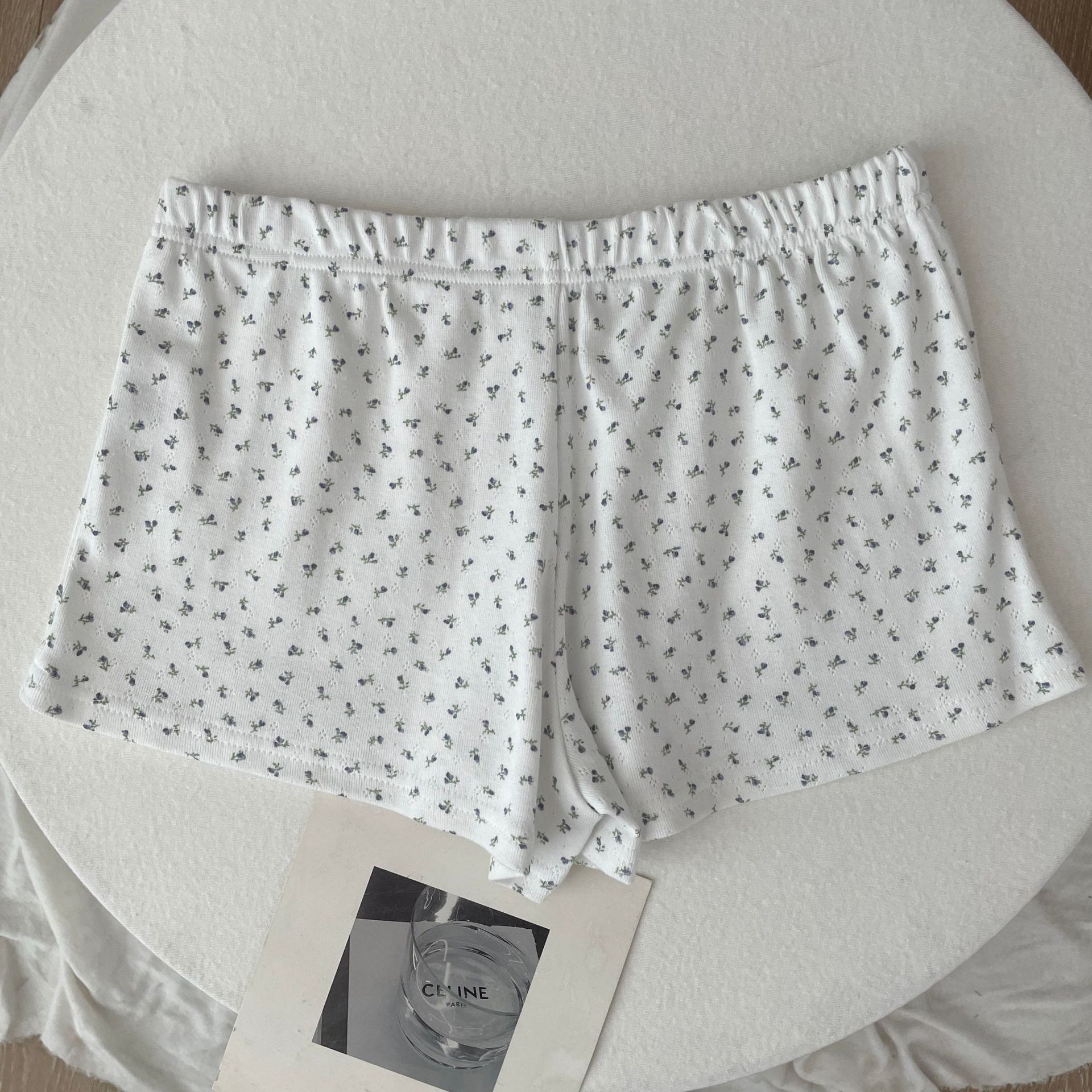 Fondo bianco con motivo floreale spezzato - Shorts