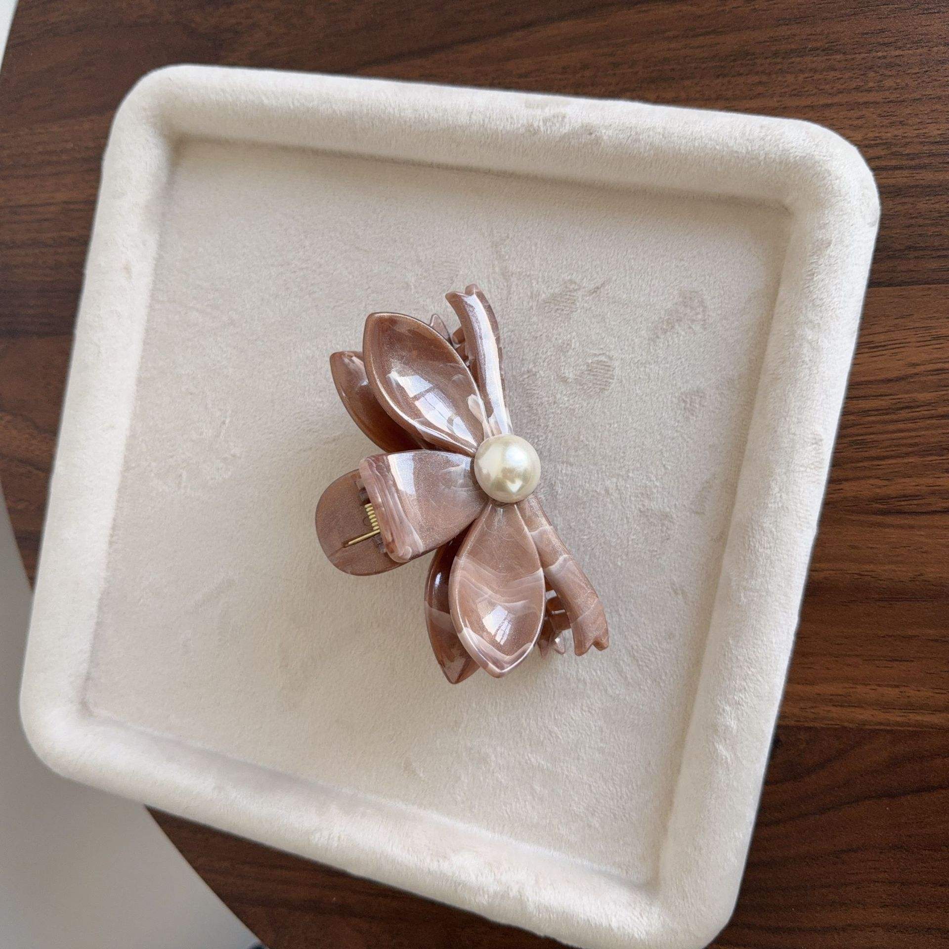 น้ำตาลอ่อน