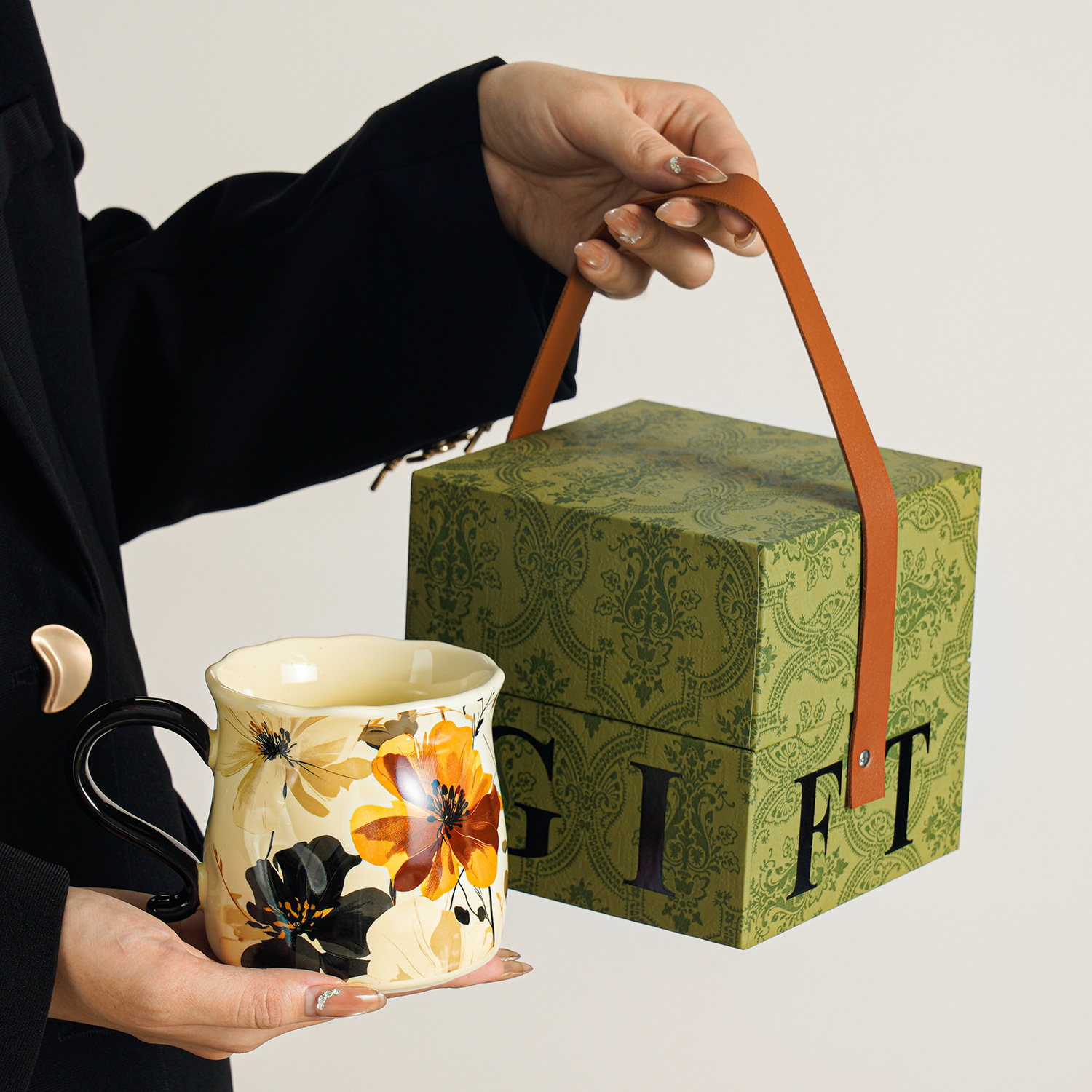 Caja de regalo verde de lujo, con flores y sombras de tinta.