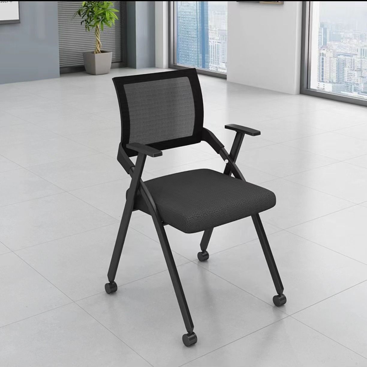 Silla individual con respaldo negro y ruedas.