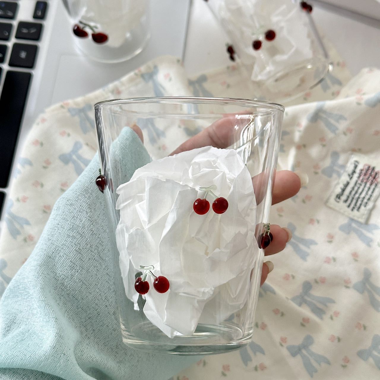 Tasse à petit déjeuner transparente avec motif de petites cerises.