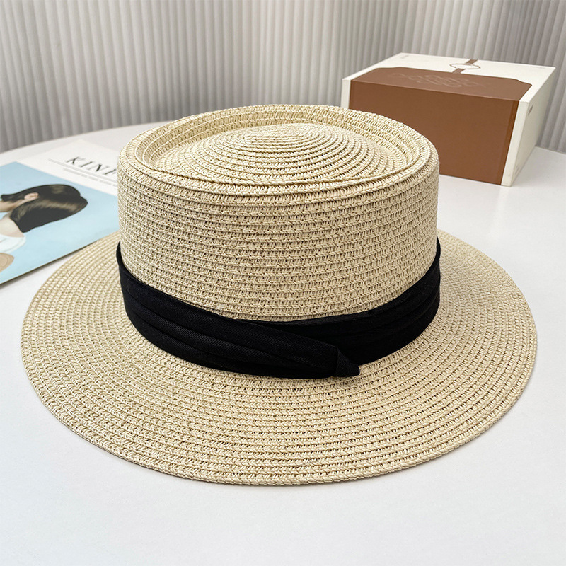 D-358 beige, dessus concave avec bordure noire