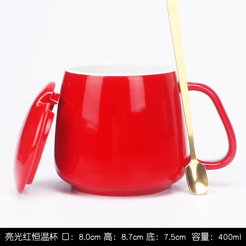 Taza termostática roja clara con tapa y cuchara.