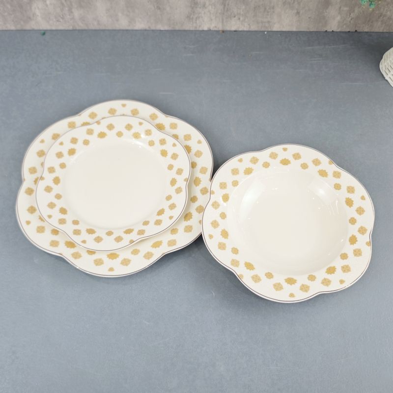 High Quality New Bone China 18pcs Dinnerware Set New Europe Style Dishes Plate With Golden Rim 4