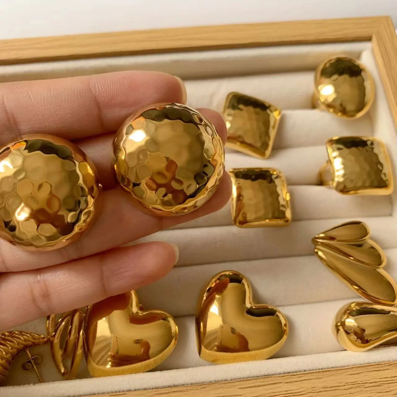 2024 Aretas conjunto de joyas lindos pendientes para niña Acero inoxidable Bling brillante 18K chapado en oro redondo pendientes de anillo de acero inoxidable
