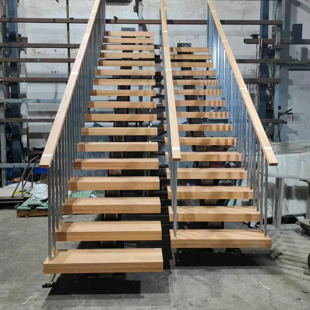 Schwimmende gerade Treppe zentrale Wirbelsäulen treppe mittlere Stringer treppe mit Holz profil und rahmenlosem Glas geländer