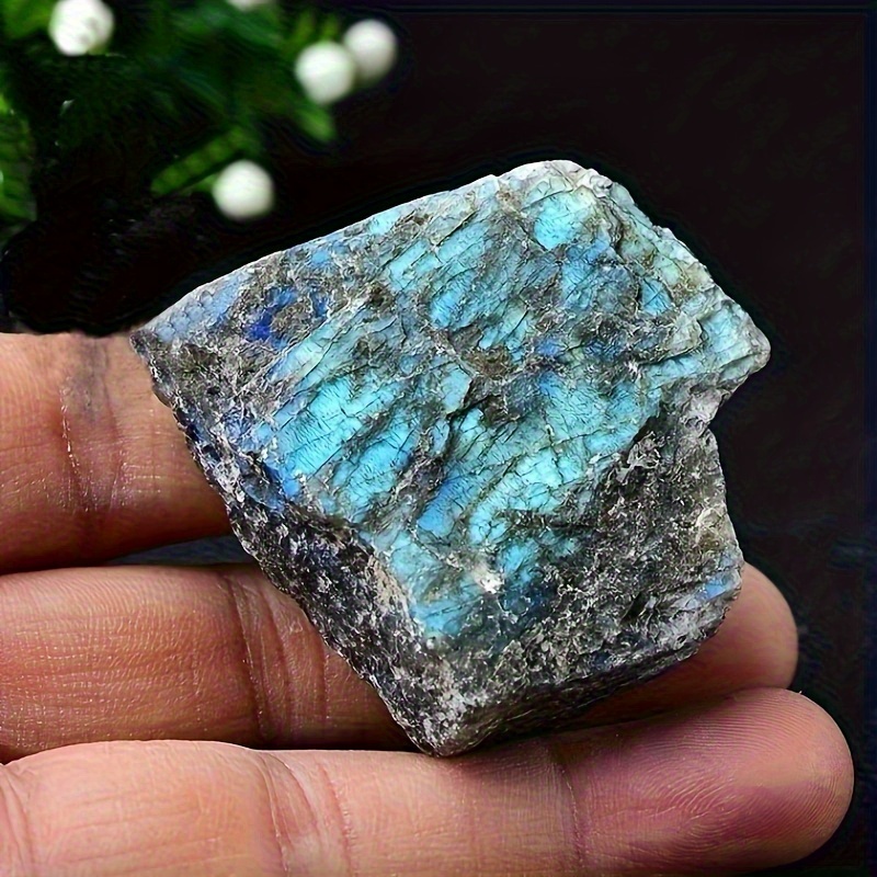 Pierre brute de labradorite avec une forte lumière bleue