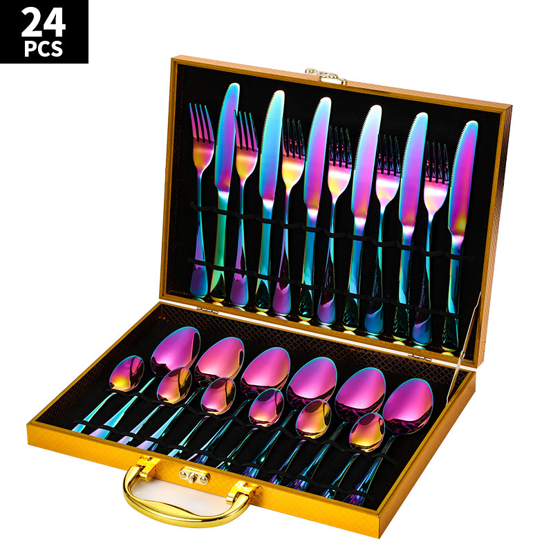 Colorido set de 24 piezas, caja de madera dorada