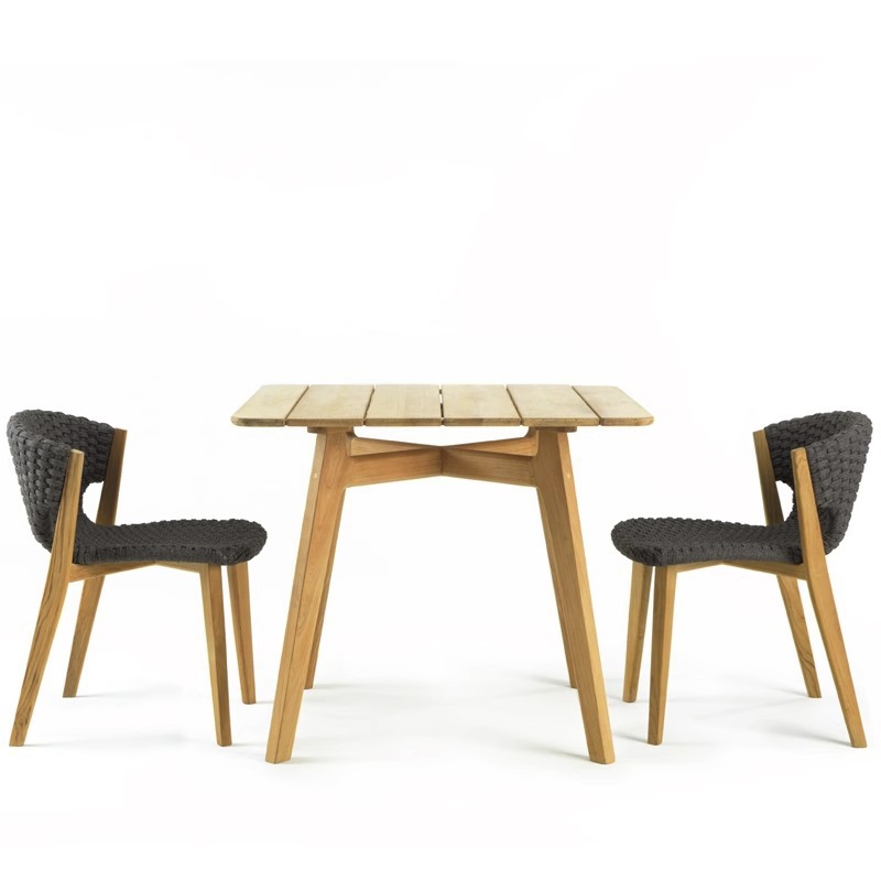 Una mesa y dos sillas con respaldo (de madera de fresno).