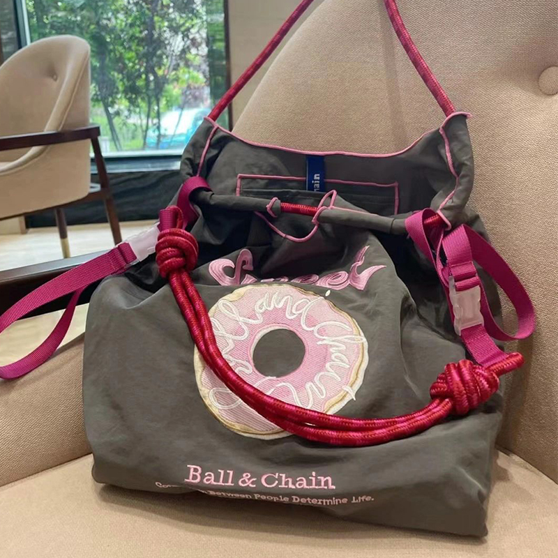 Beignet gris foncé moyen + bandoulière rose gratuite