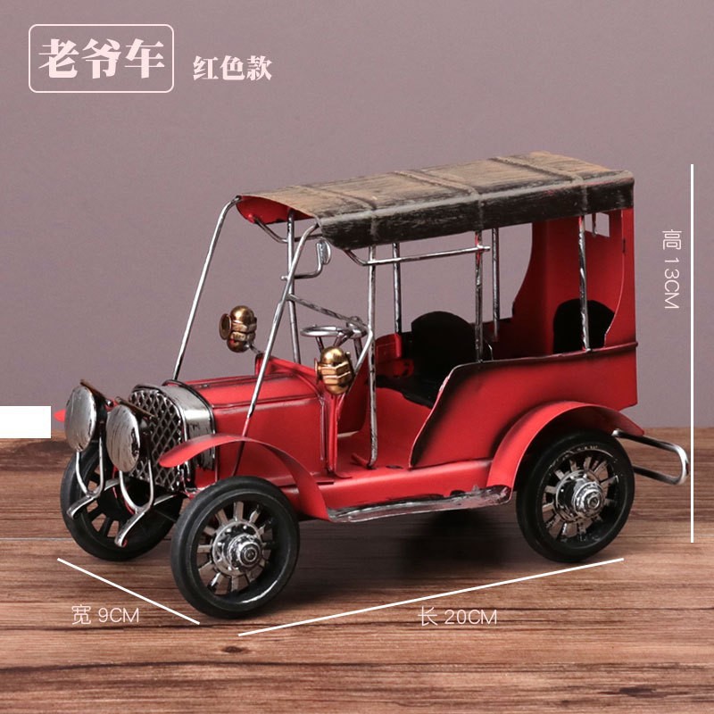 Ornements décoratifs rouges de voiture classique