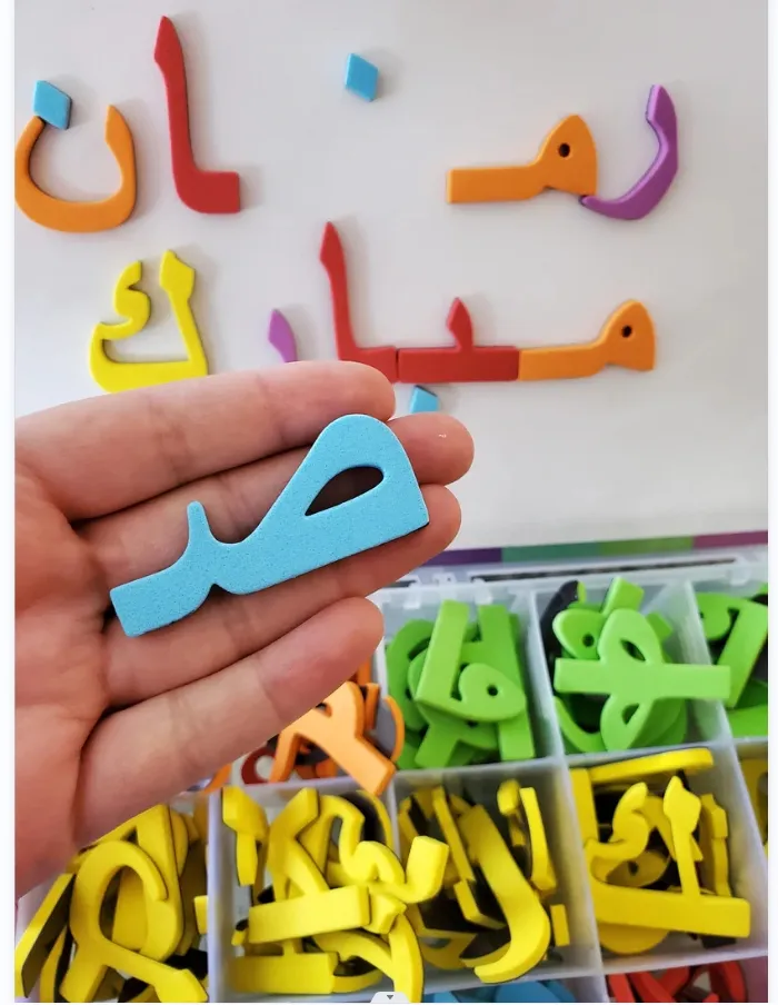 Fornecimento de fábrica de brinquedos montessori personalizados, adesivos com letras e números magnéticos do alfabeto árabe para crianças