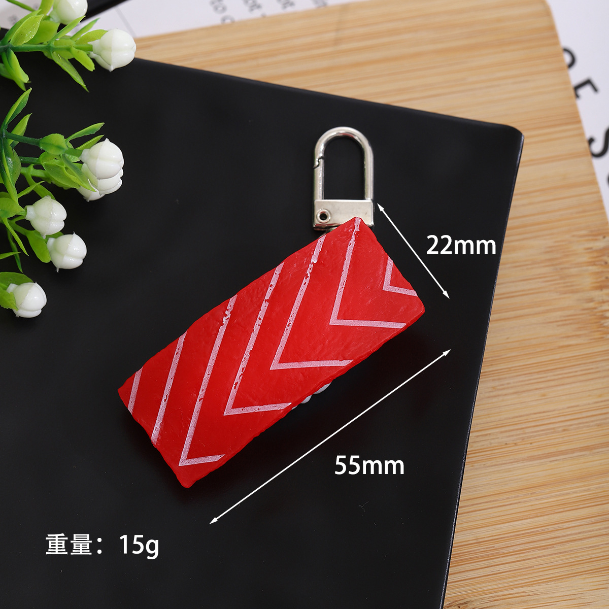 Sashimi de sushi con hebilla de pescado rojo.