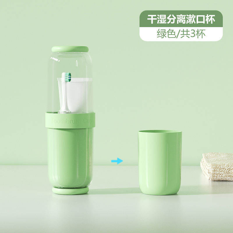 Trois tasses de thé vert.
