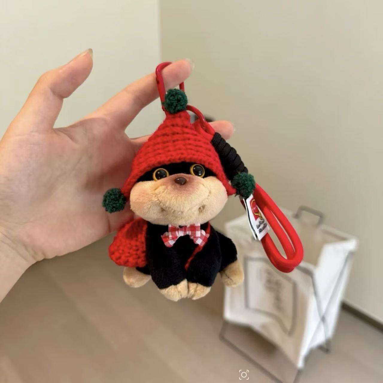 Chapeau rouge-corde à main