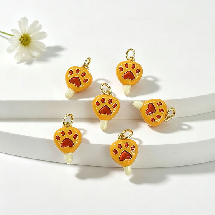 Patte de chien jaune