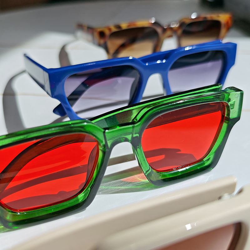 สีเขียวใส