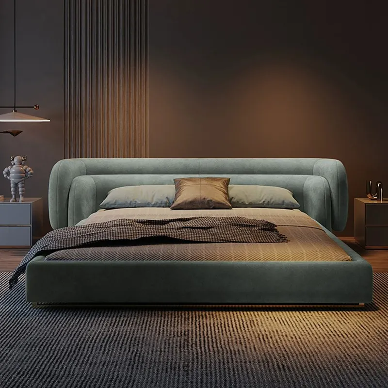 غرفة نوم حديثة من الخشب الصلب المخملي المصنفر على الطراز البسيط حول حافة سرير مزدوج