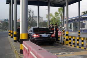 Распознавание лицензии автомобиля под системой наблюдения за автомобилем с обнаружением посторонних предметов