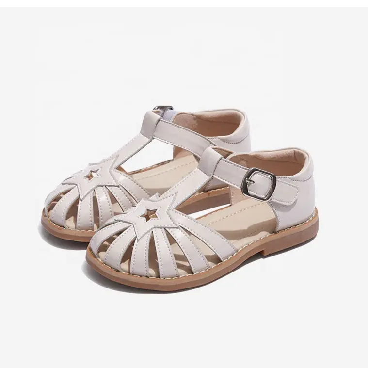 Sandalias antideslizantes con diseño de estrella hueca para niñas, zapatos de cuero, color blanco y negro, novedad de verano de 2021