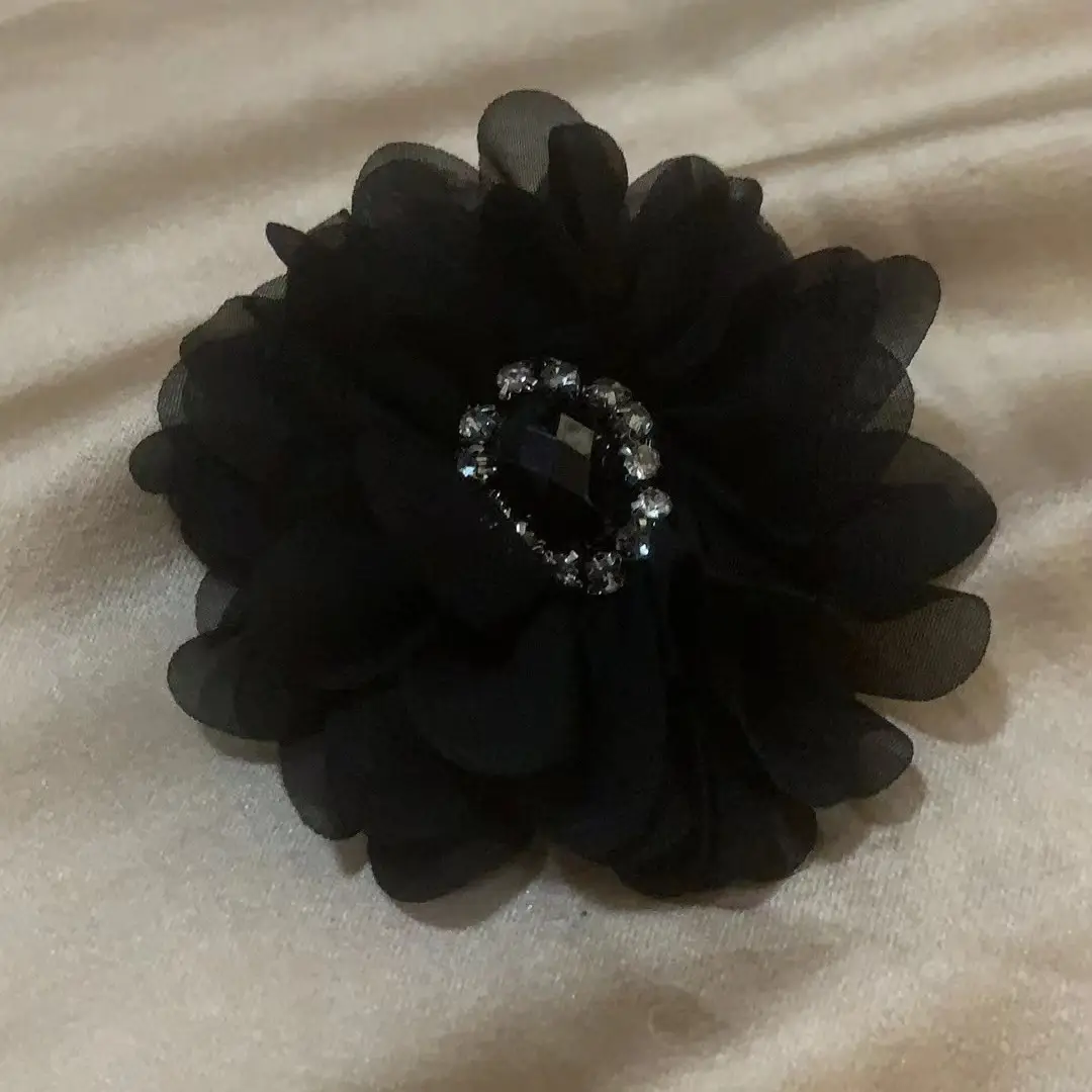 Accesorios para el cabello de flores negras, flor de gasa hecha a mano con centro de cuentas de costura, cuentas hechas a mano con pétalos de tela