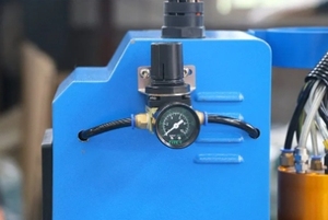 Hochpräzise Desktop 6090 ATC Mini Hobby CNC-Maschine mit linearem automatischen Werkzeug wechsler Zur Verarbeitung von Beschilderung schriften