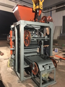 自動バイブレーター多孔質レンガ製造機ISSBインターロッキング成形粘土建物用 - Product Image 4