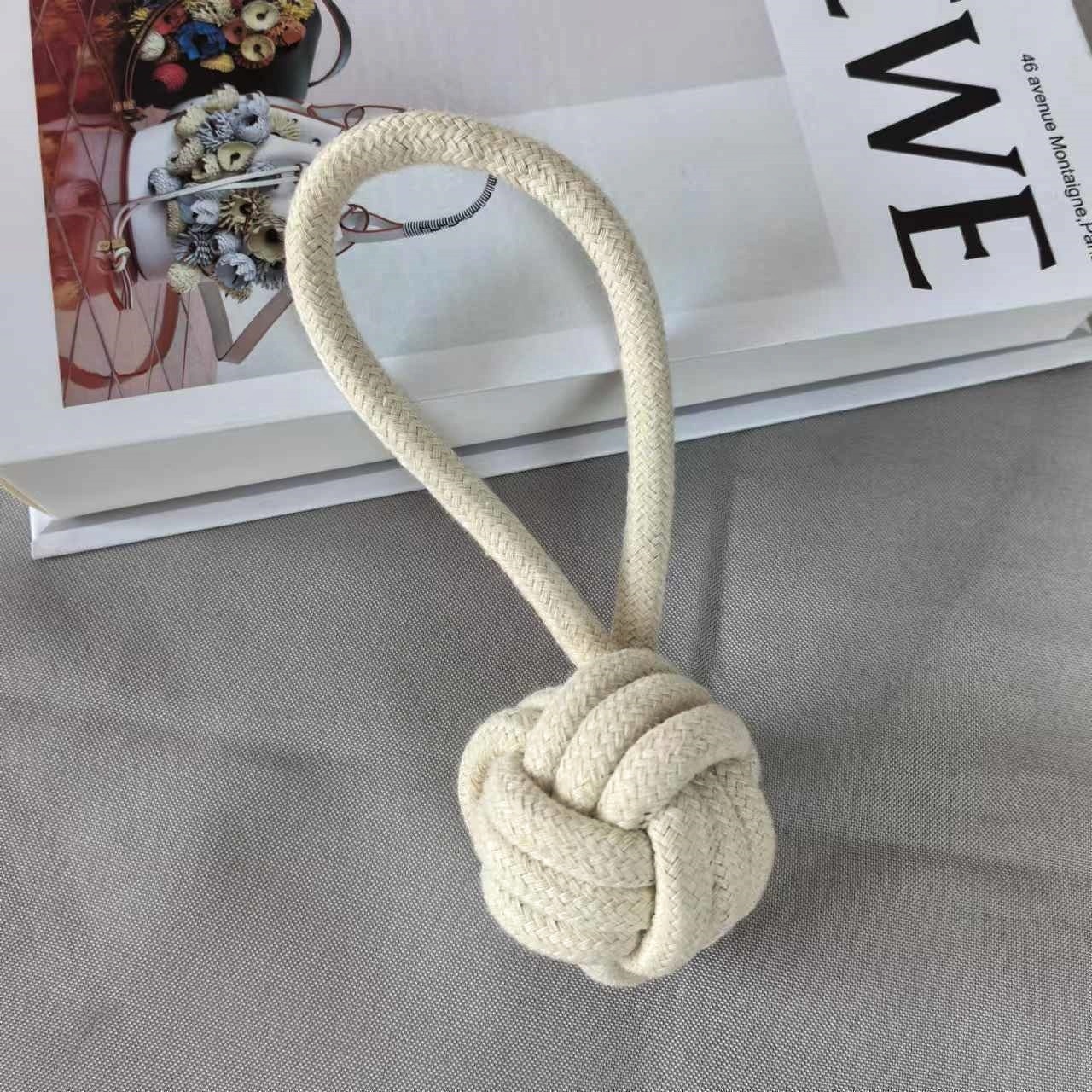 Off-white single ear, 18cm, 58g