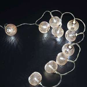 Le luci della decorazione di natale dell'interno scavano le luci della stringa della palla del LED di forma della lanterna dorata del ferro battuto