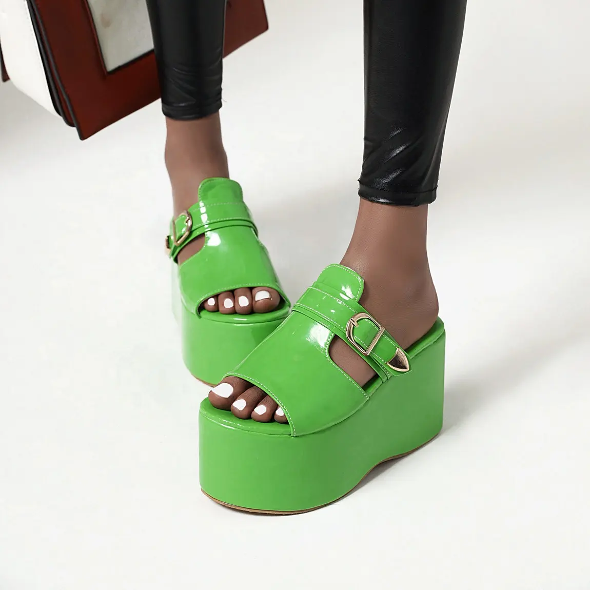Sandálias robustas da moda com fivela de metal, sapatos sensuais aumentantes da plataforma, com fivela de metal, tamanho grande, sandálias de dedo aberto, venda imperdível, 2022