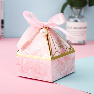 กล่องขนมประดับมุกและริบบิ้นสำหรับงานแต่งงานรูปทรงเสี้ยมหรูหรา - Product Image 6