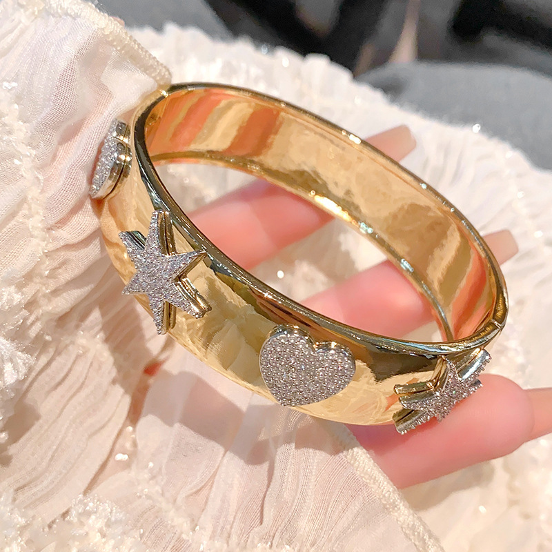 Corazón dorado y estrella de cinco puntas.
