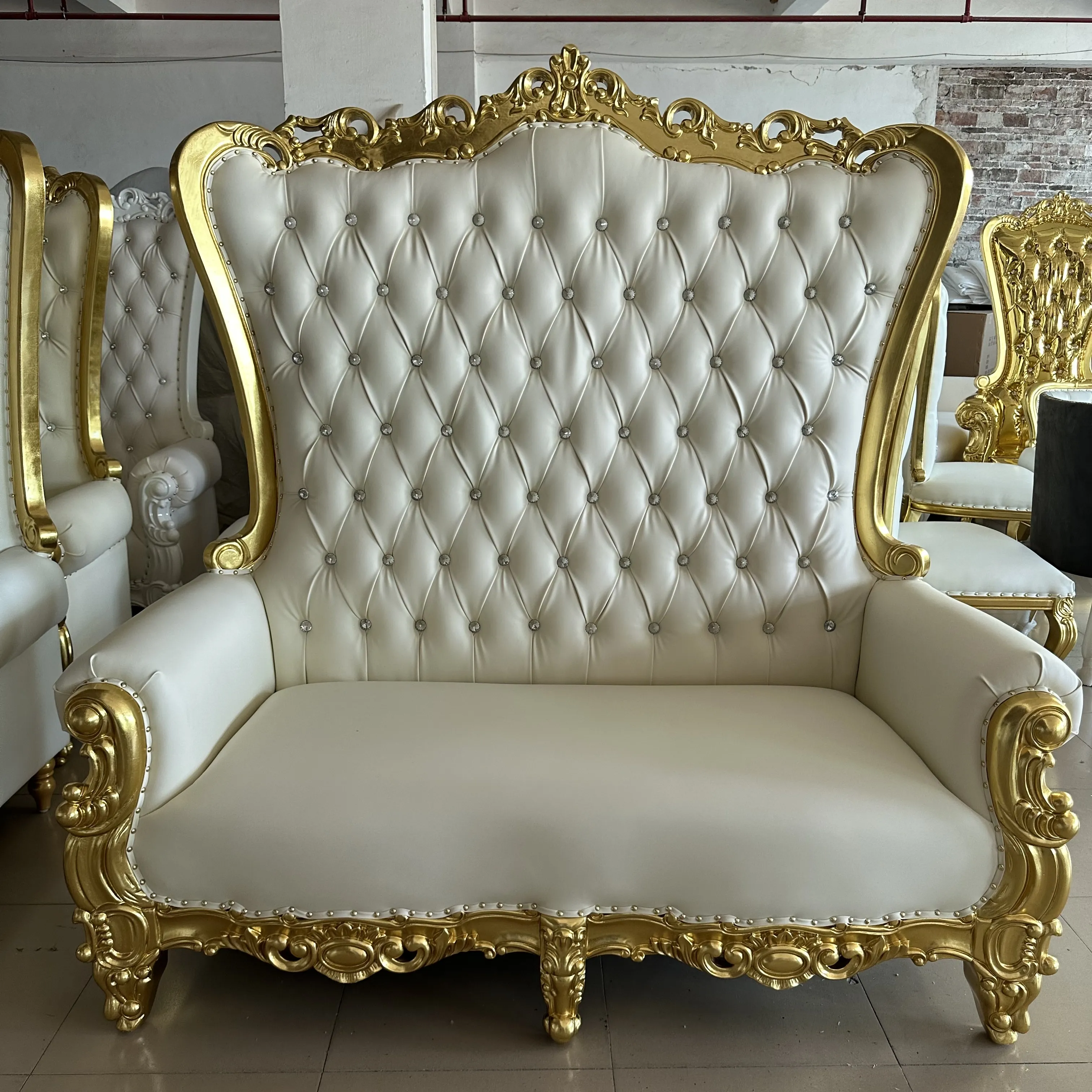 थोक सस्ता होटल लक्जरी सिंहासन कुर्सी समारोह स्वर्ण सफेद शादी सिंहासन की कुर्सी