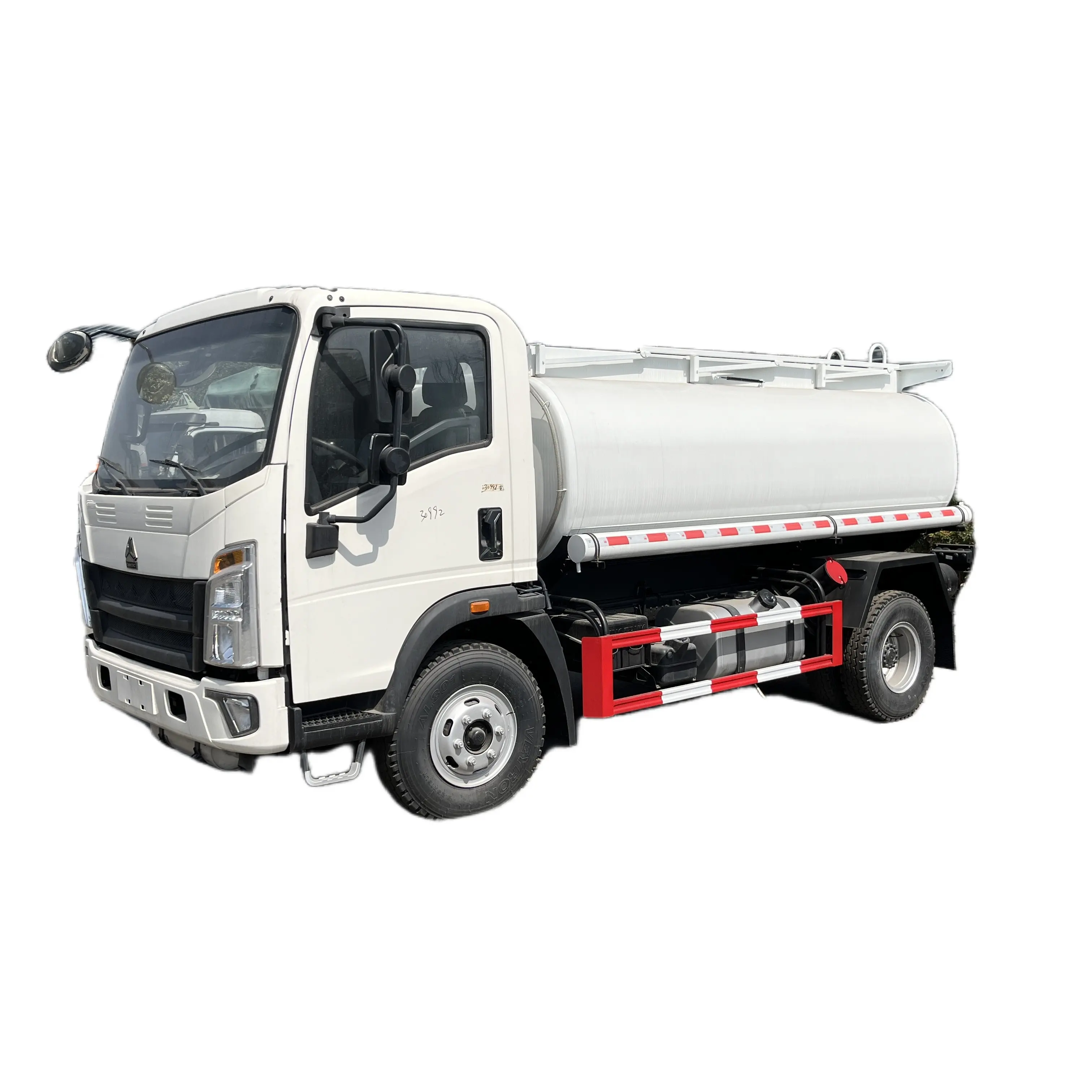 QEM Sinotruk camion de ravitaillement 6 tonnes Howo 6000L camion de pétroliers 4x2 6 camions de réservoir de carburant cubique à vendre