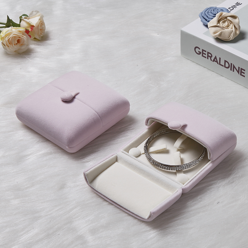 กล่องกำไลสีชมพู