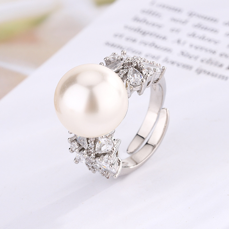 Bague ouverte en platine avec perle blanche