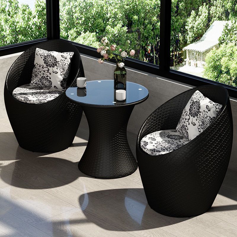 Une table et deux chaises (noires)