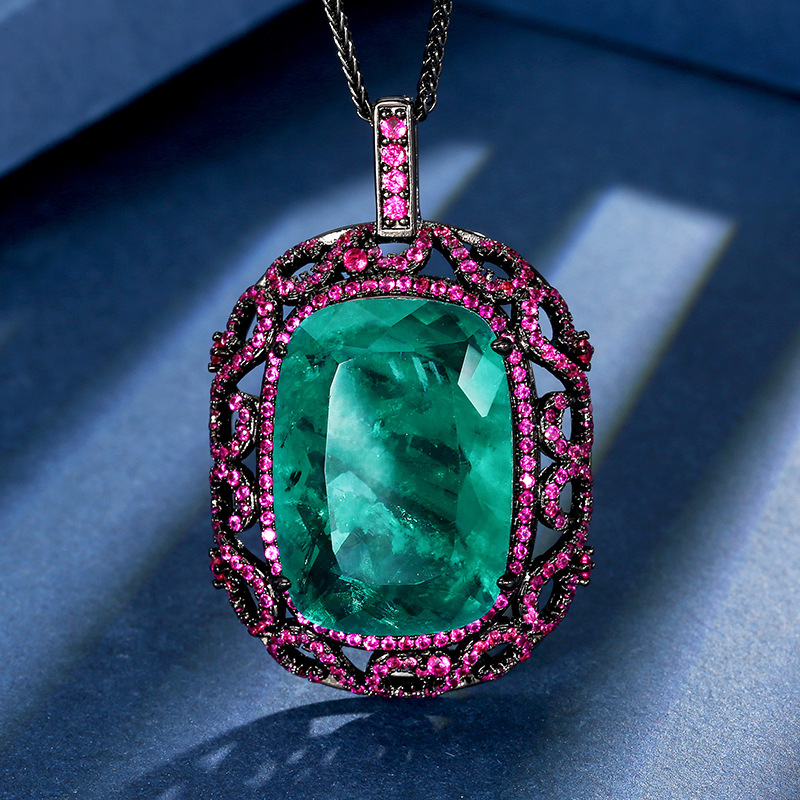 Pendentif émeraude en or noir avec chaîne Chopin