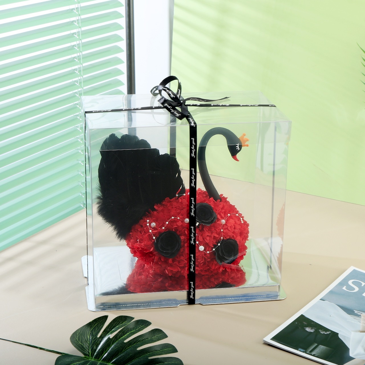 Cisne de tela + caja de regalo de 25 cm + lámpara roja