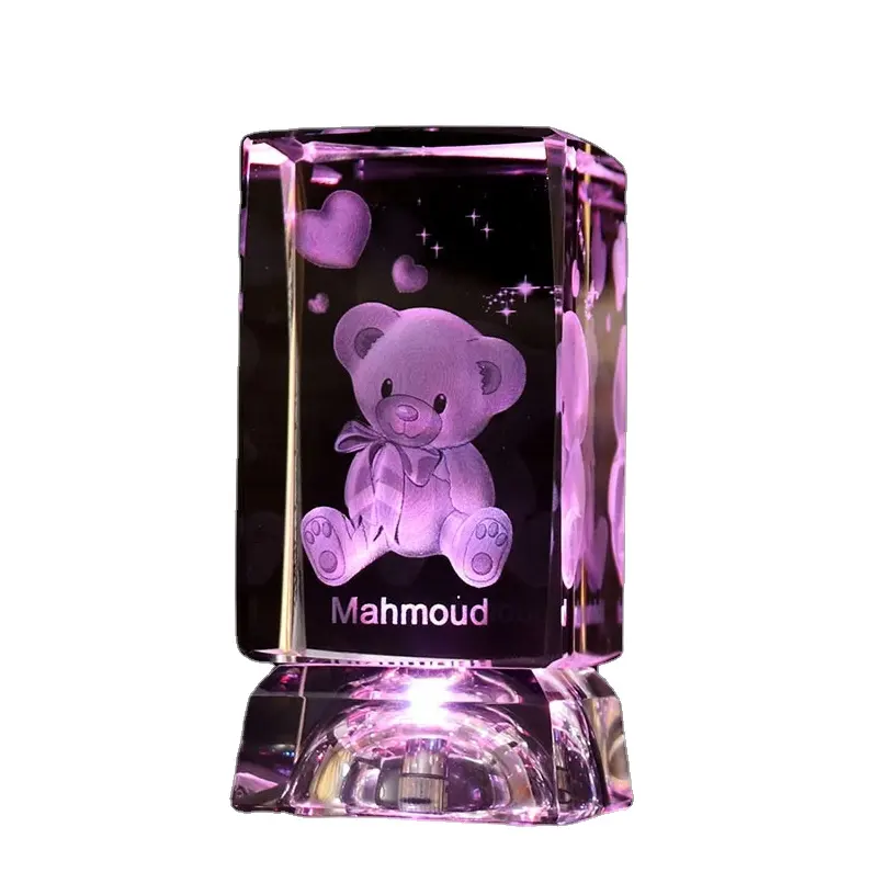 Cube en verre de cristal gravé au laser 3D personnalisé d'ours en peluche avec base de lumière LED pour des cadeaux de souvenirs de douche de bébé
