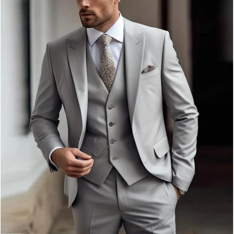 Gilet grigio e pantaloni eleganti