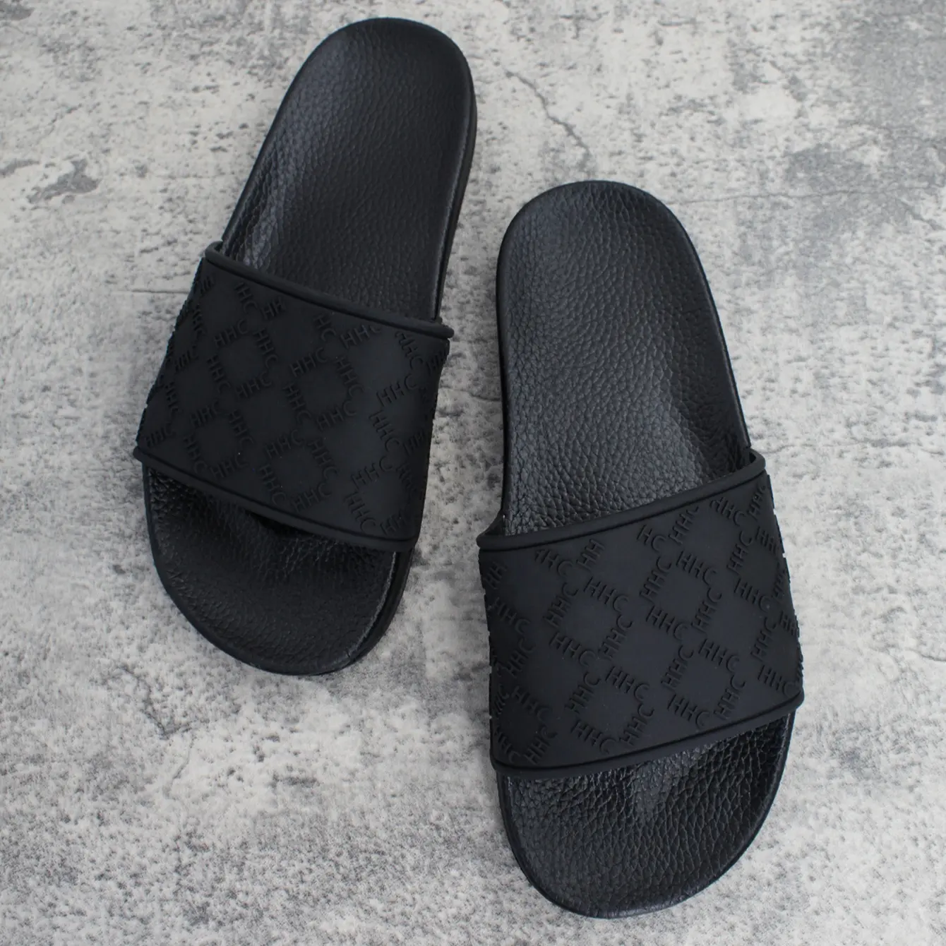 รองเท้าแตะแบบสไลด์ทำจากพีวีซีสำหรับผู้ชายและผู้หญิงสีดำเรียบพิมพ์ลายโลโก้ได้ตามต้องการ