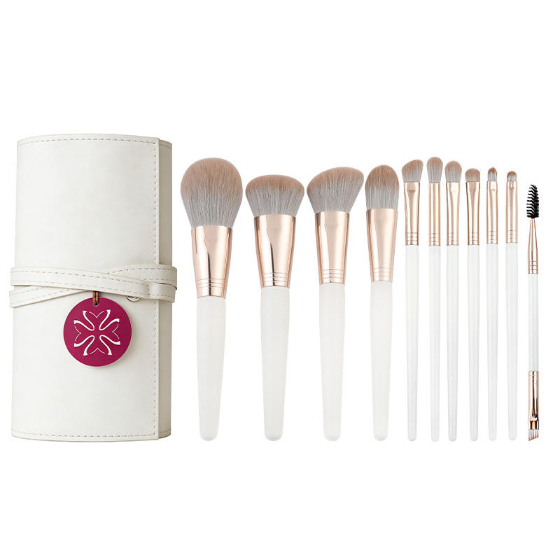 Ensemble de pinceaux de maquillage blancs