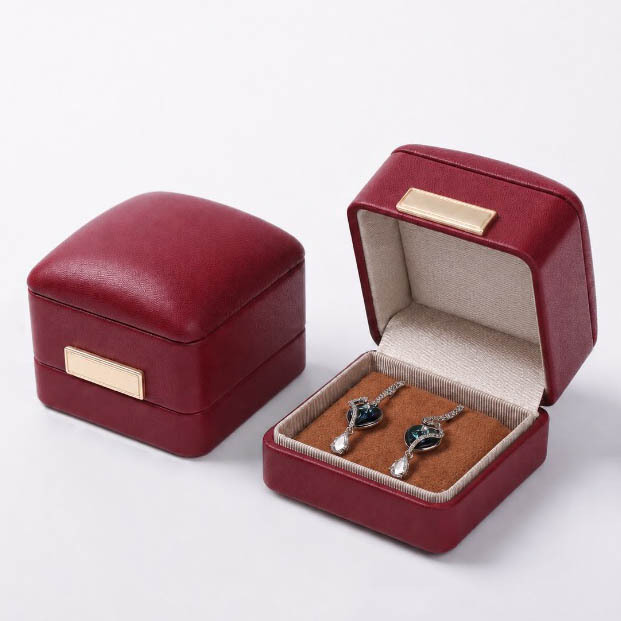 boîte à boucles d'oreilles rouge